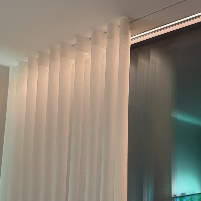 LED-strip bakom gardin i fönster